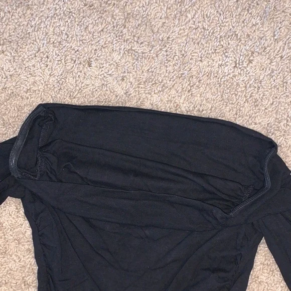NWT Women's Black Off The Shoulder Long Sleeve Form Fitting Ruched Top XS - Picture 7 of 10